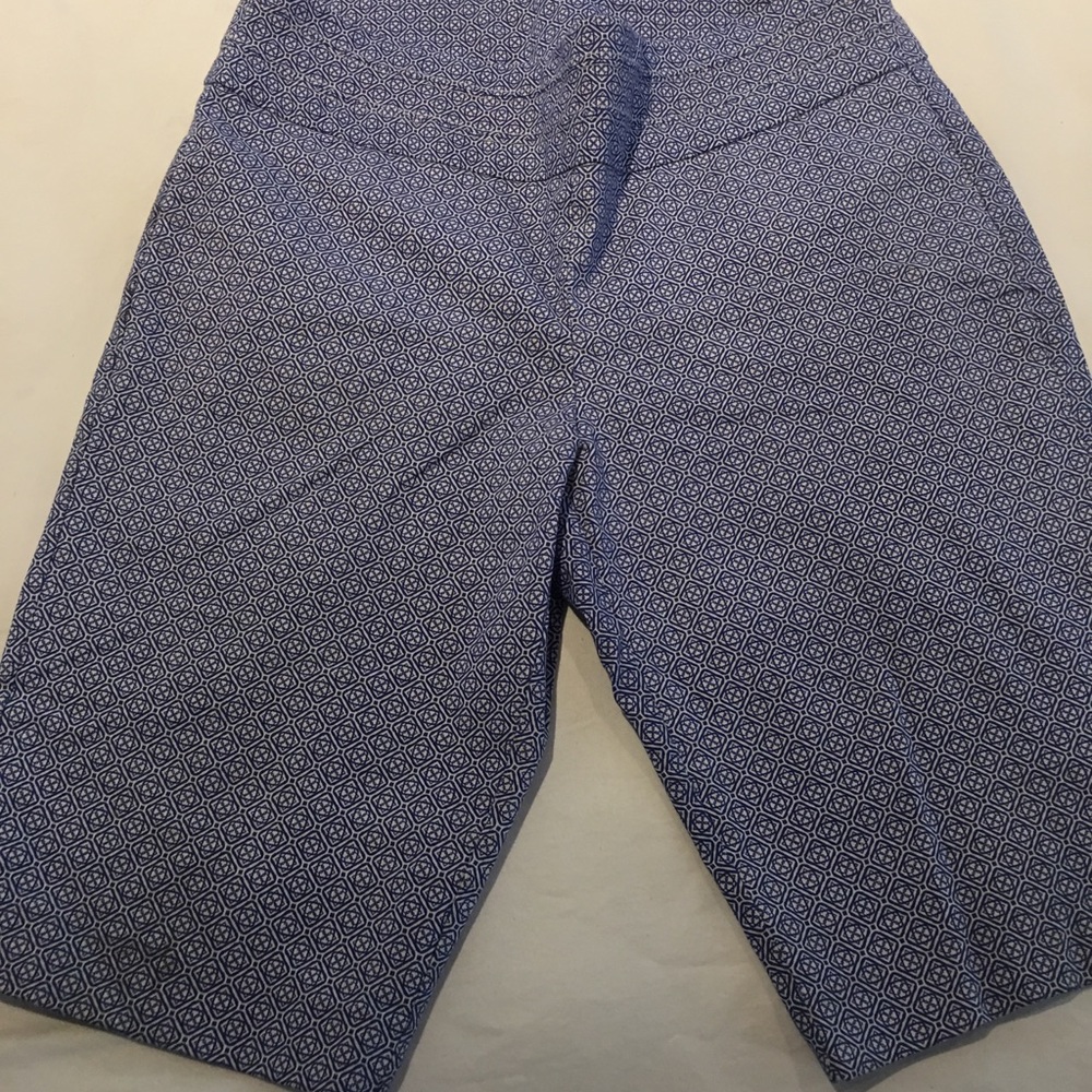 Bermuda short , blue and white geometric print